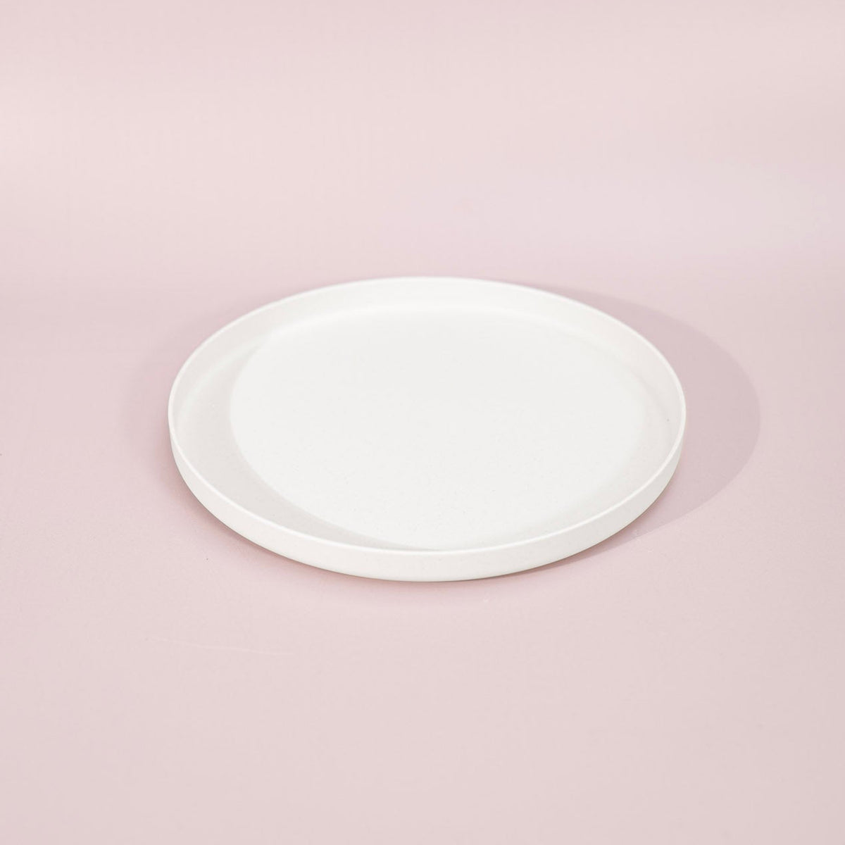 Plastic free plate that looks stylish with a lip to keep the food on the plate.