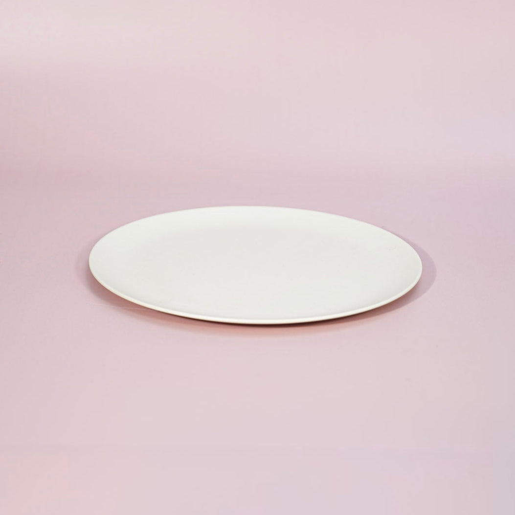 flat plastic free plates that stacks really well and in a white colour