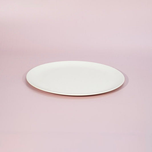 flat plastic free plates that stacks really well and in a white colour