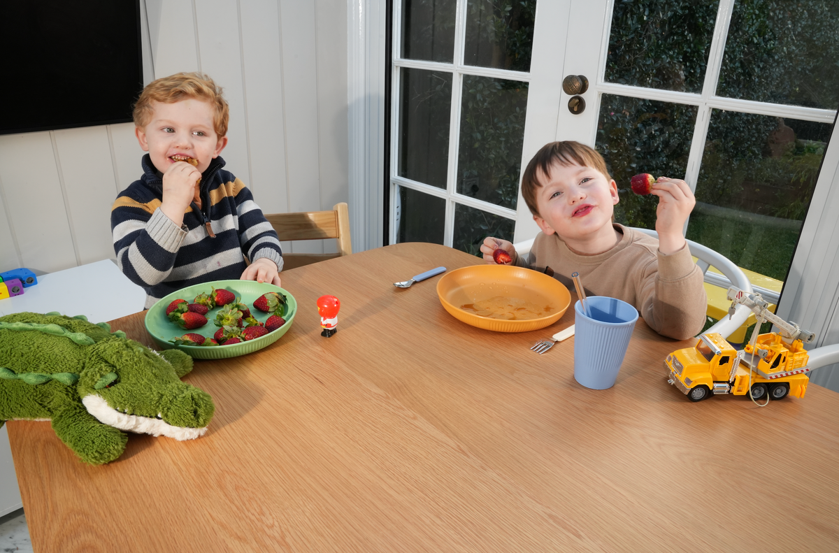 Kids eating off wheat straw plates
